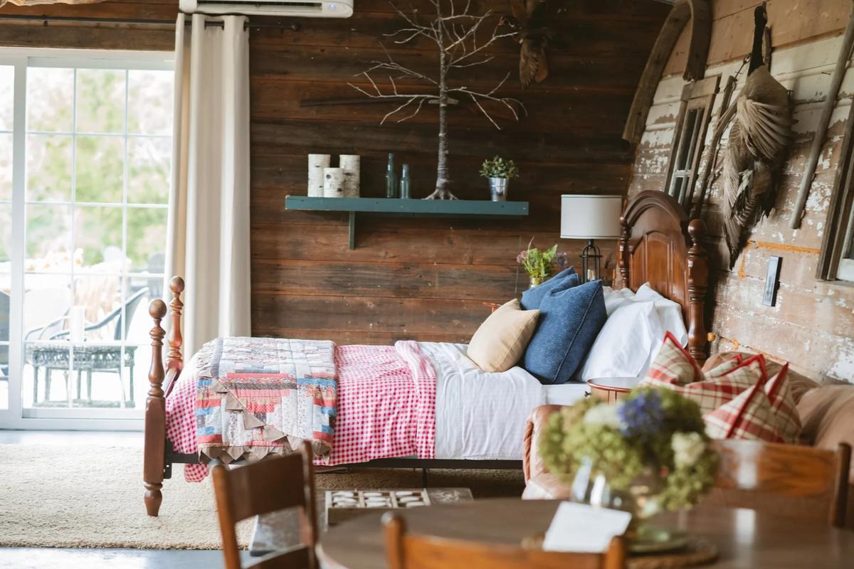 Molitor Milk House Stay – Feathered Acres Farm, Belgrade MN