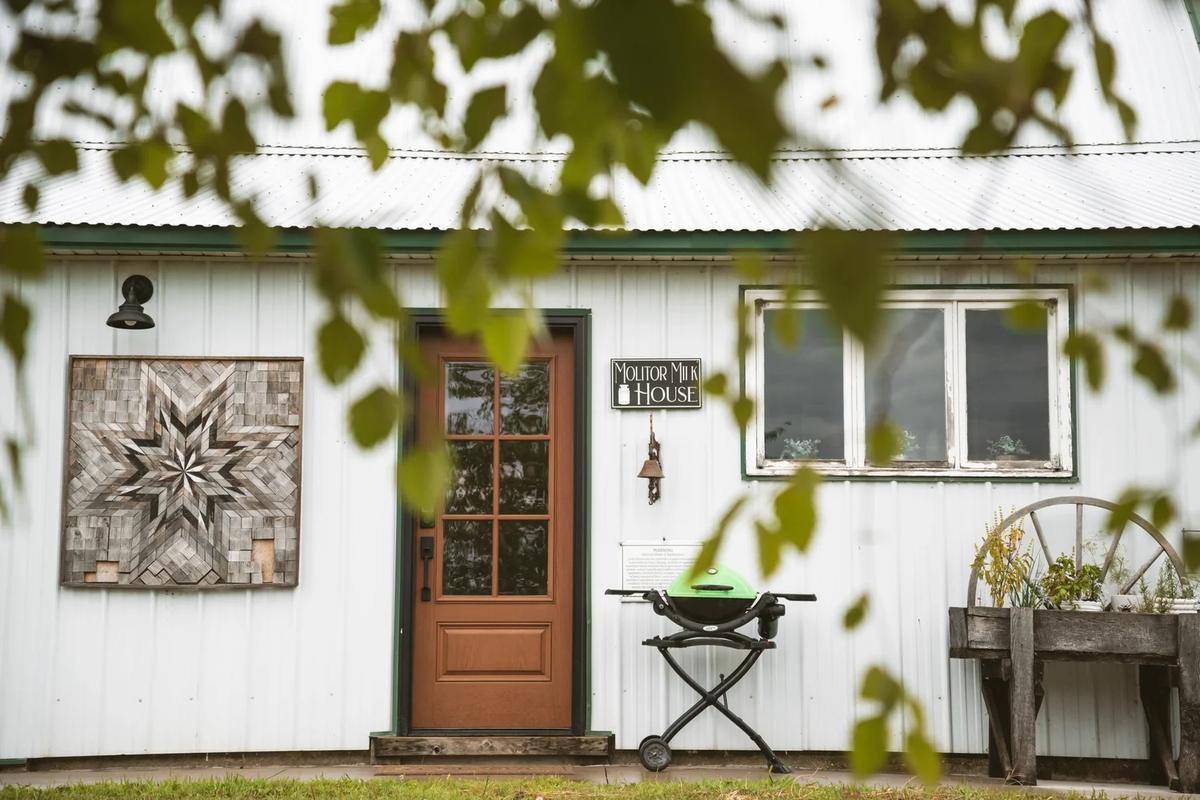 Molitor Milk House Stay – Feathered Acres Farm, Belgrade MN