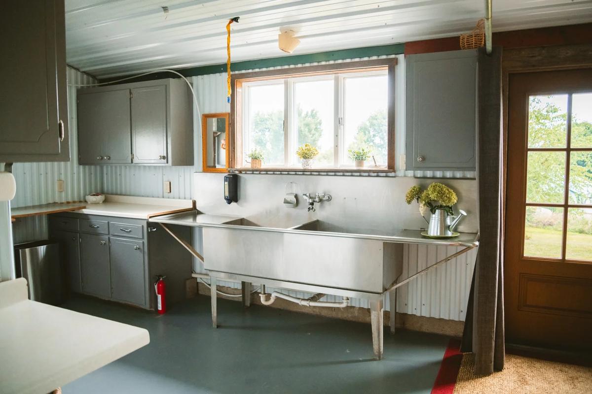 Molitor Milk House Stay – Feathered Acres Farm, Belgrade MN